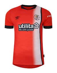 Comprar la Camiseta del Luton Town 2024/2025 en Webtuti.Mejor precio garantizado con envío gratis. Primera equipación oficial.